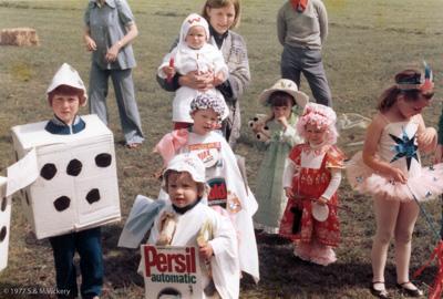 1977_Fancy_dress-2